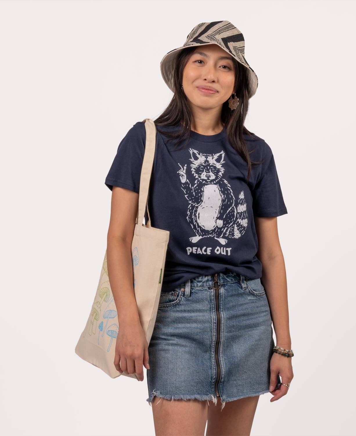 Peace Out Raccoon Organic T-Shirt - Unisex Women